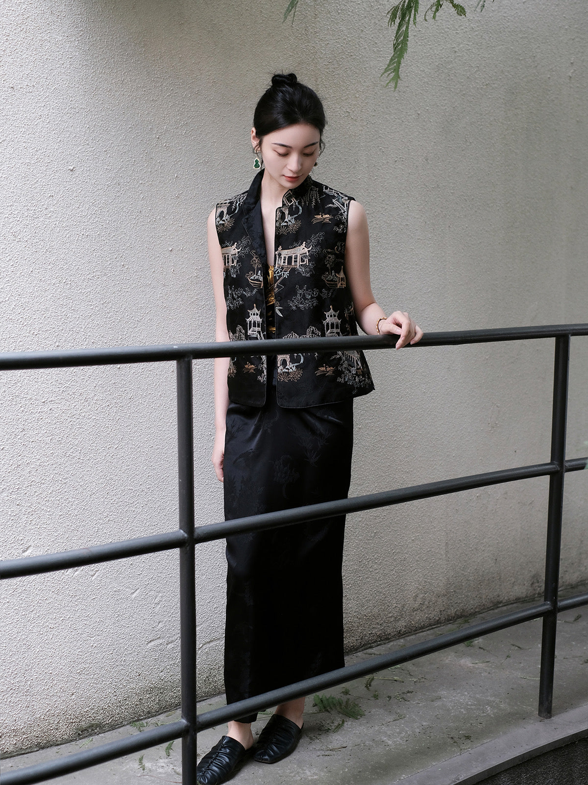 Black silk Ruyiting vest