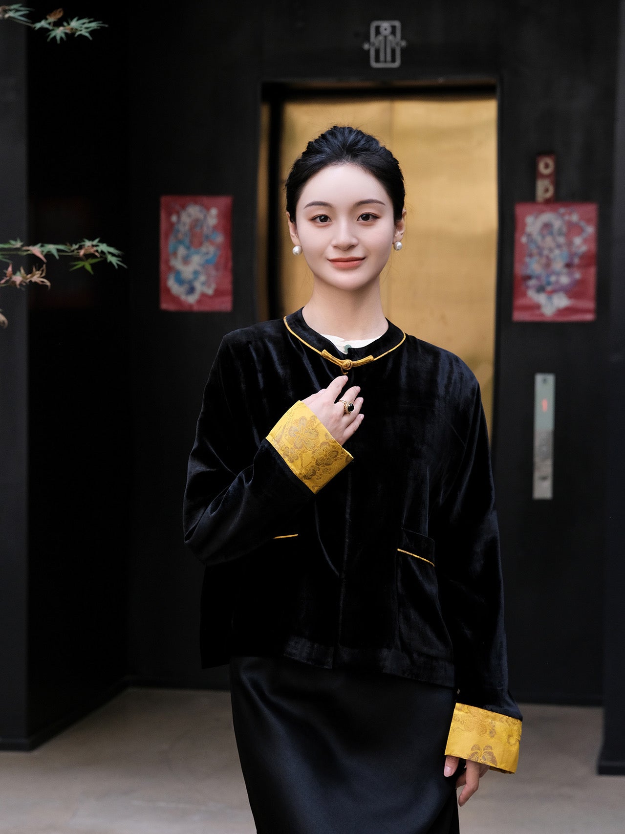 Song brocade cuff velvet jacket