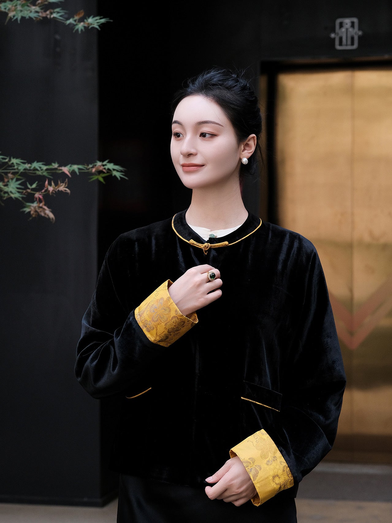 Song brocade cuff velvet jacket
