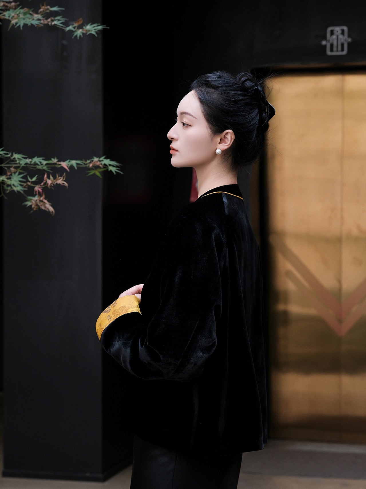 Song brocade cuff velvet jacket