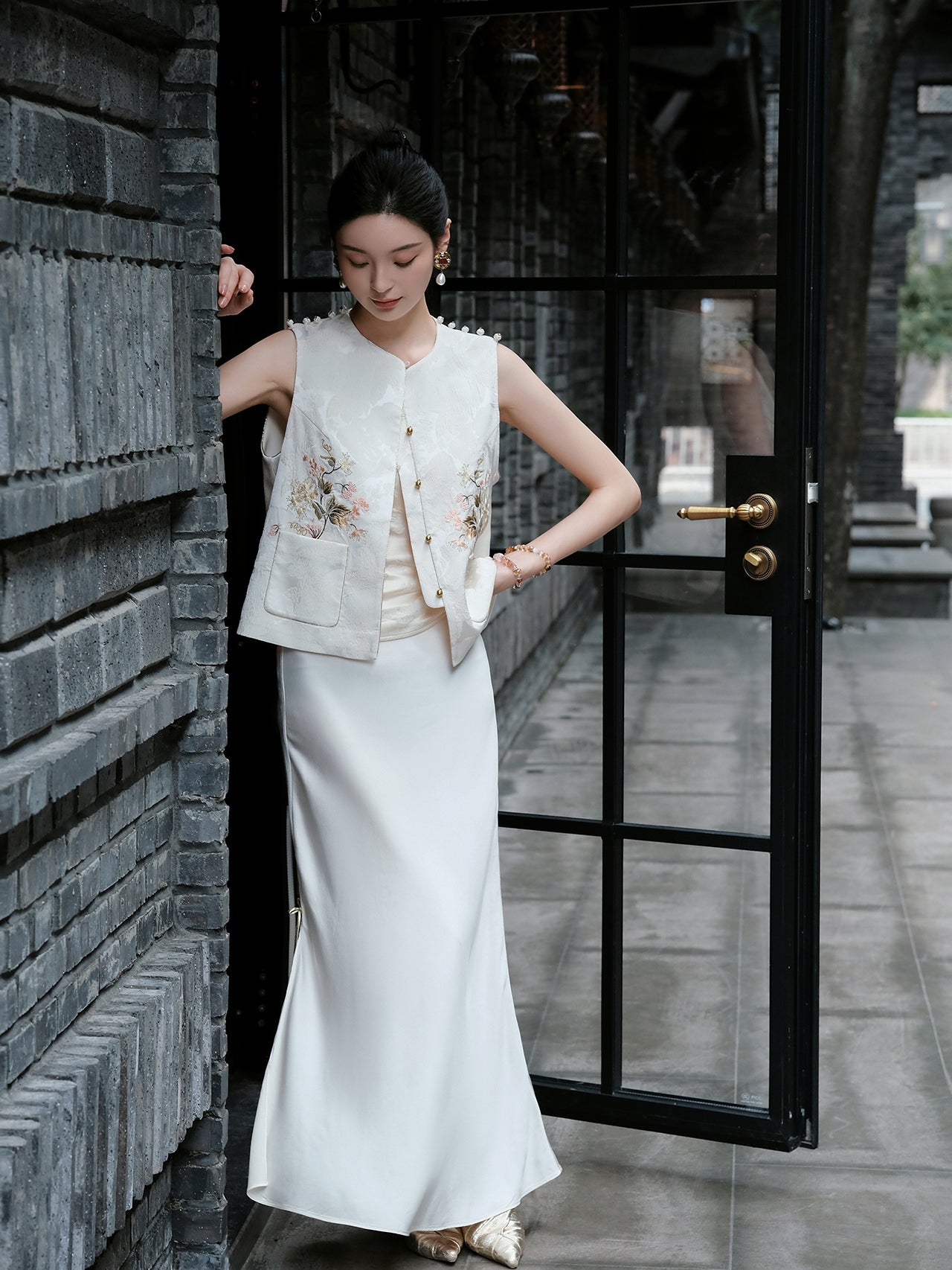 Jacquard-Patchwork Velvet Embroidery Vest  X  Guo Pei